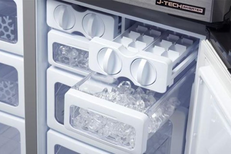 Phụ kiện bên trong tủ