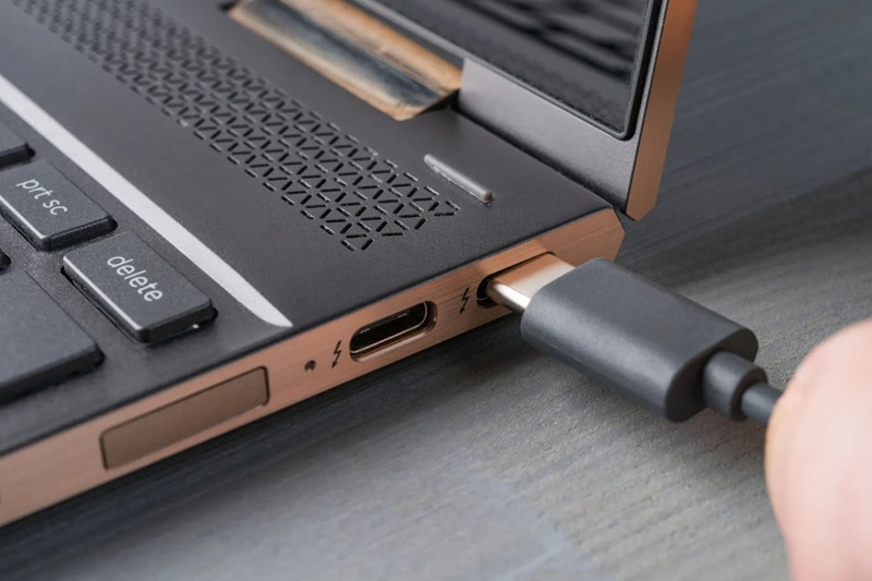 Pin laptop sạc đầy rồi cắm tiếp có sao không 8