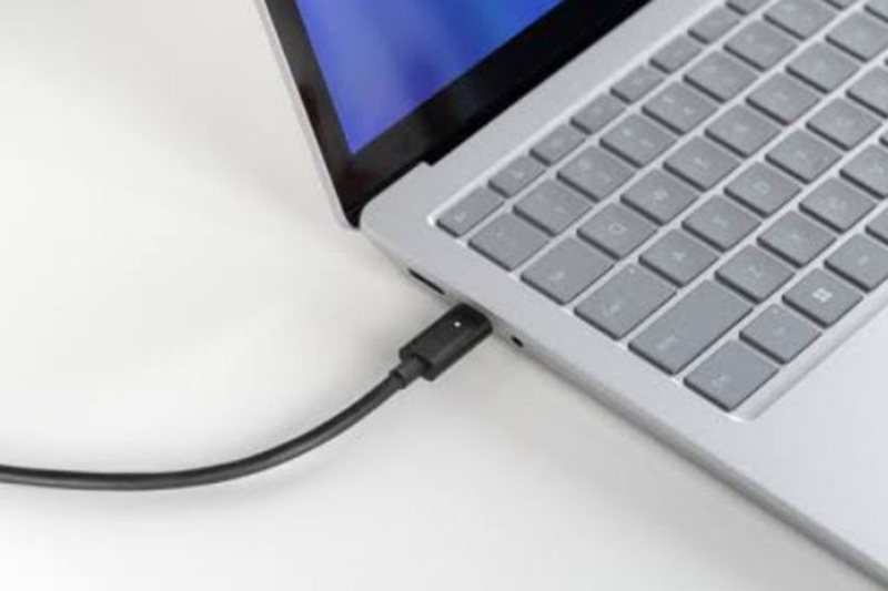 Pin laptop sạc đầy rồi cắm tiếp có sao không 10