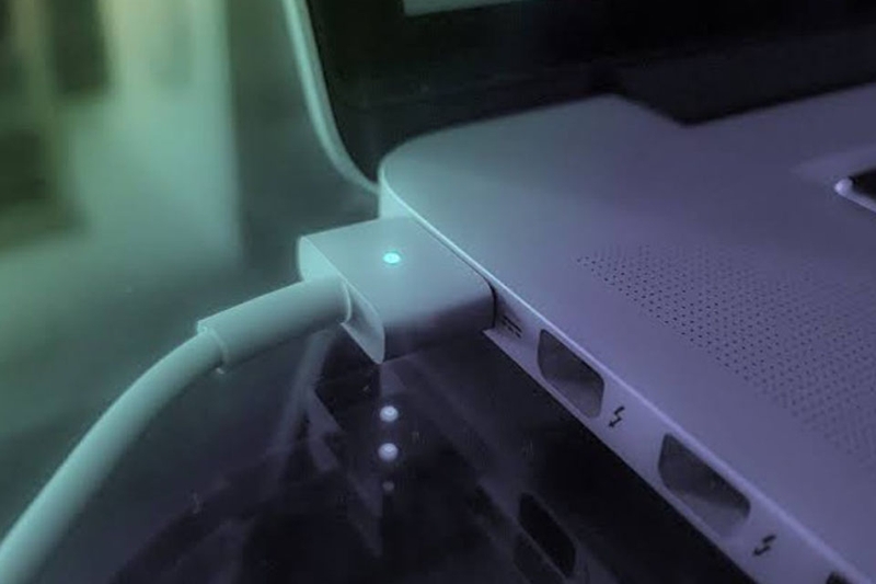 Pin laptop sạc đầy rồi cắm tiếp có sao không 5