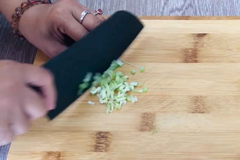 Hành boaro rửa sạch, cắt nhuyễn