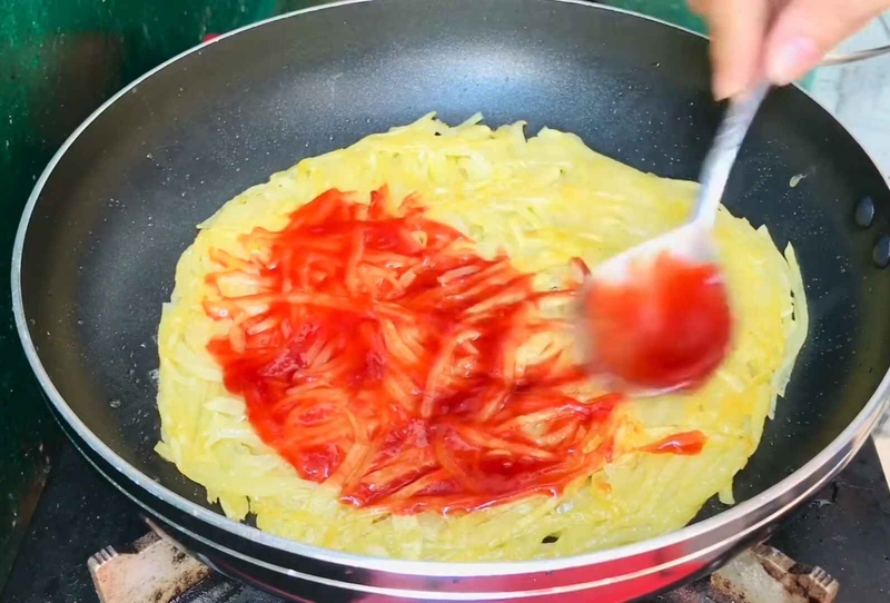 Phết đều sốt cà chua