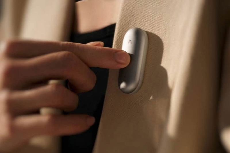 Nút điều khiển trên Plaud NotePin S giúp bắt đầu ghi âm và đánh dấu nội dung quan trọng chỉ với thao tác đơn giản.