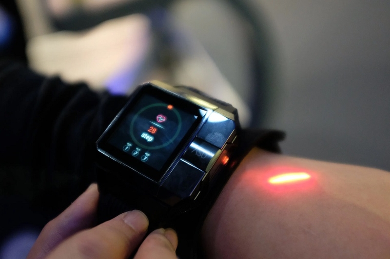 Ưu điểm của smartwatch tích hợp máy chiếu