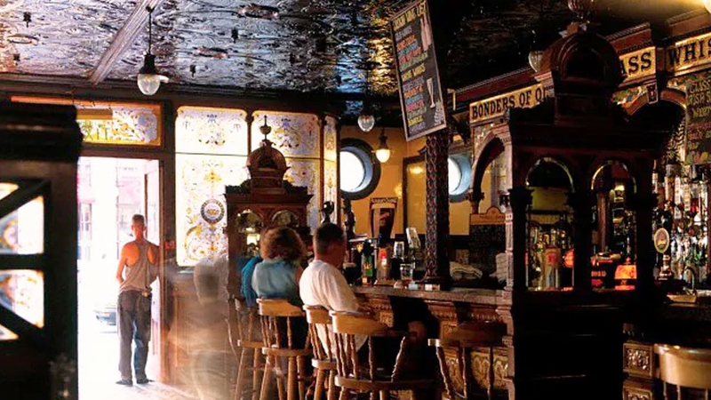 Quán Pub phục vụ các loại thức uống có cồn như rượu, bia,... cùng một số món ăn nhẹ.