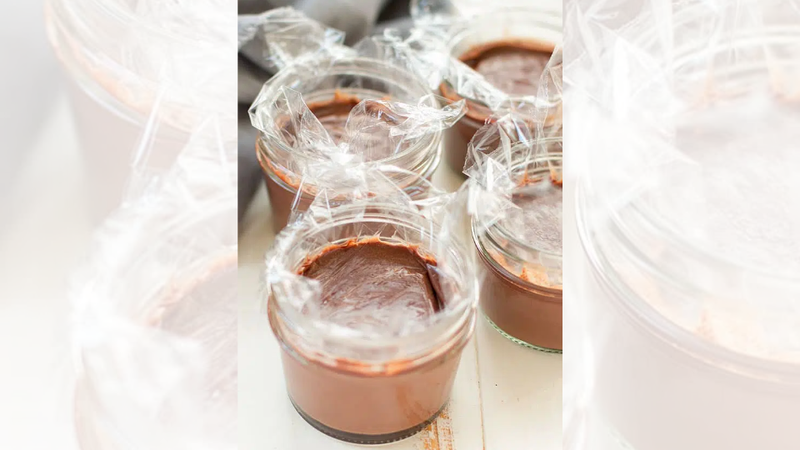 Bước 3: Lọc và định hình pudding