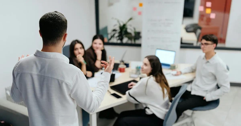 Báo cáo và phối hợp liên phòng ban