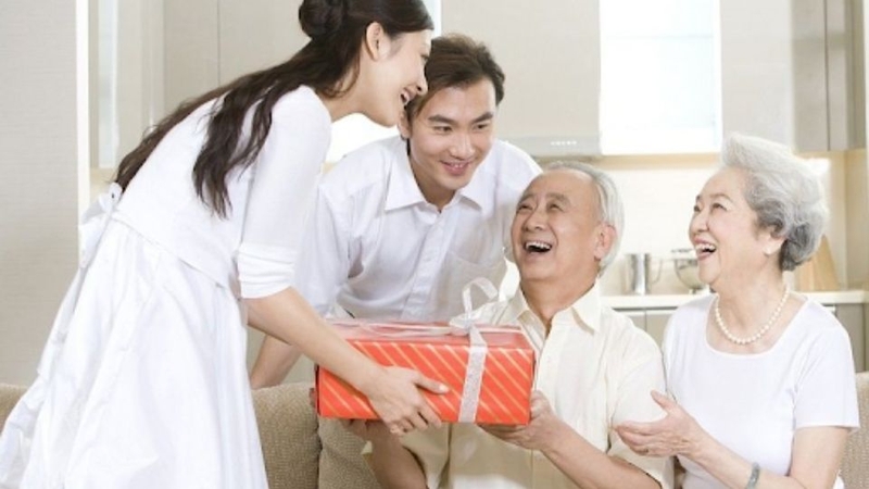 Vì sao nên tặng quà kỷ niệm ngày cưới cho bố mẹ?