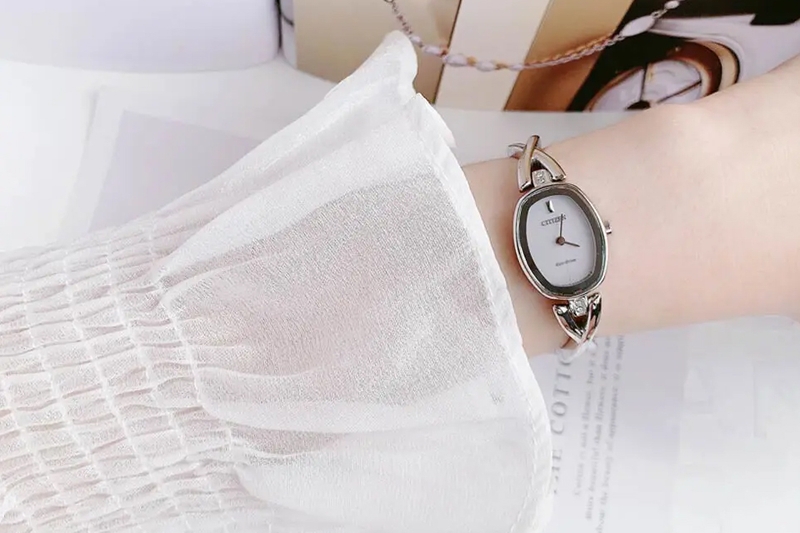 Quà tặng 20/10 cho cô giáo: Đồng hồ đeo tay.