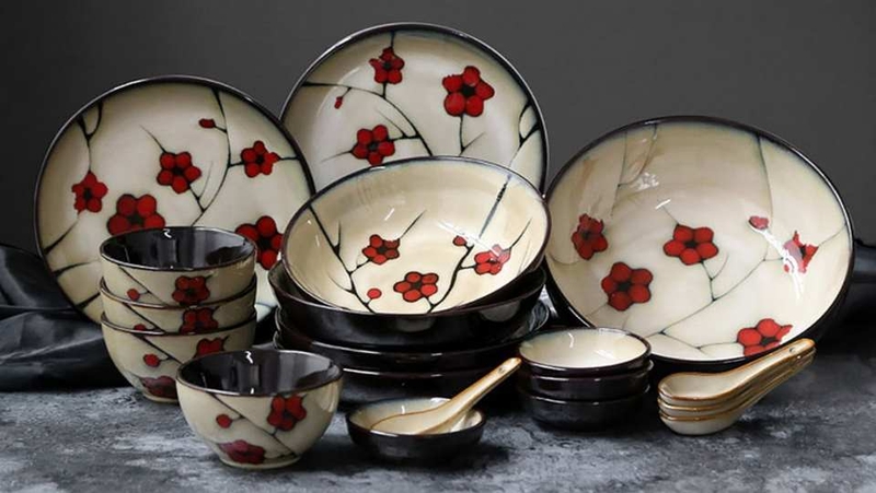 Những món đồ gia dụng như bộ ấm trà, nồi cơm điện