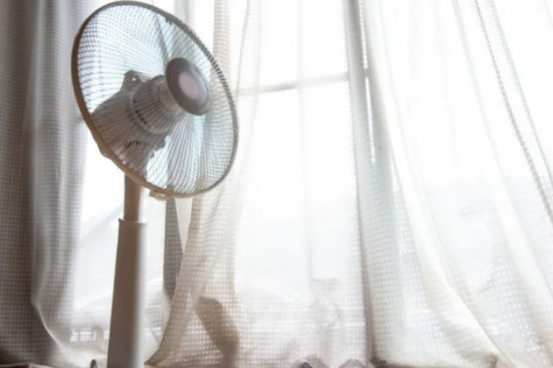 Quạt nên được đặt vững chắc và tránh hướng luồng gió mạnh tập trung liên tục vào vị trí bé nằm