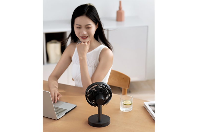 Quạt sạc để bàn Lumias LM-36W sở hữu lượng pin lâu dài