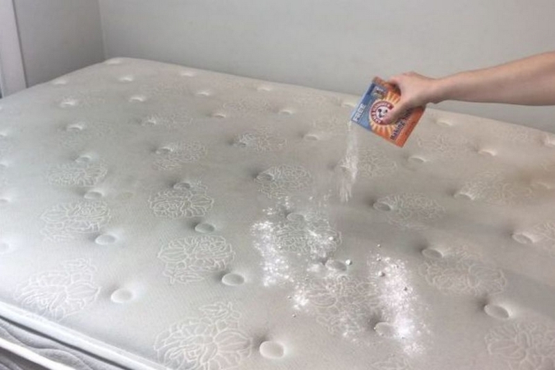 rắc baking soda lên giường nệm ảnh 1