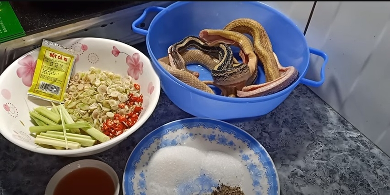 rắn xào sả ớt 3
