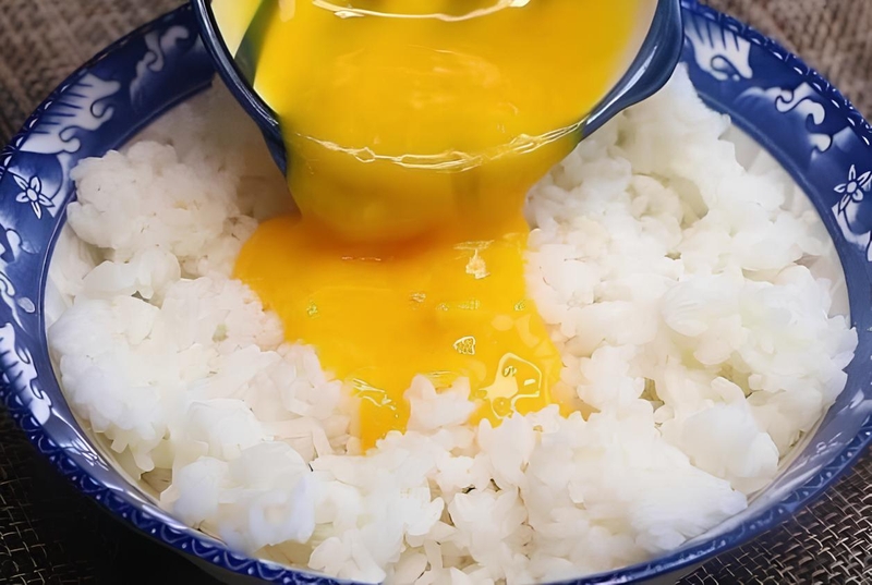 Khi rang cơm cho trứng trước hay sau?