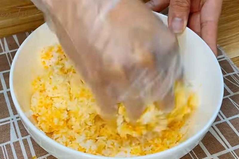 Trộn cơm với trứng