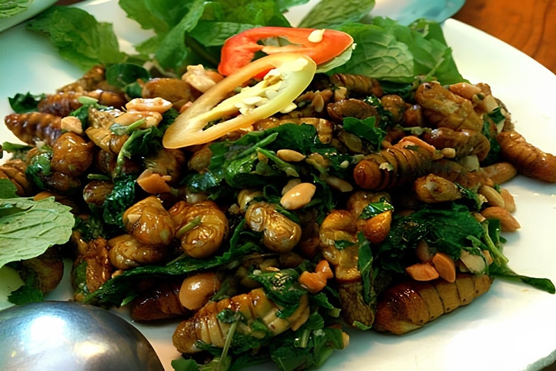 Nhộng tằm rang lá lốt