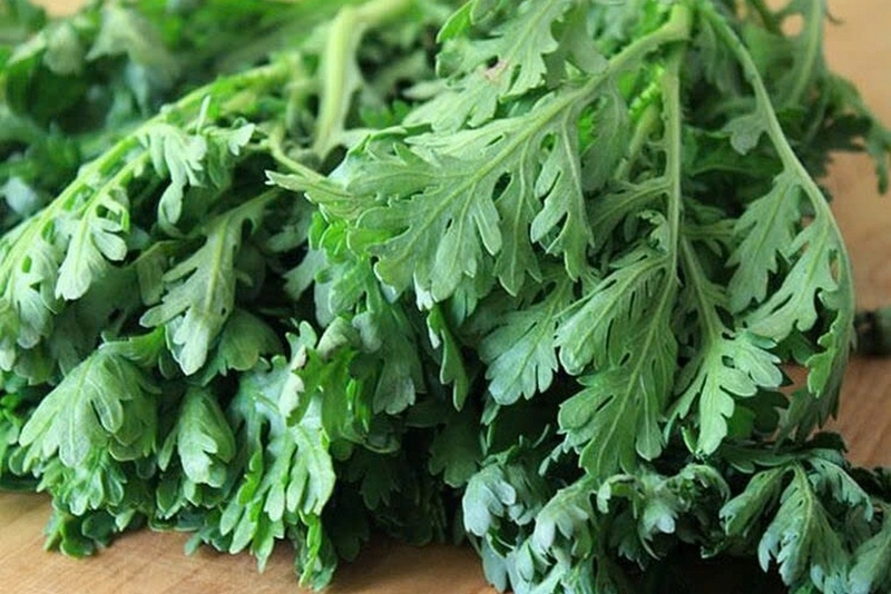 Cách làm món rau cải cúc xào tỏi thơm ngon, giòn ngọt, đơn giản mà hấp dẫn