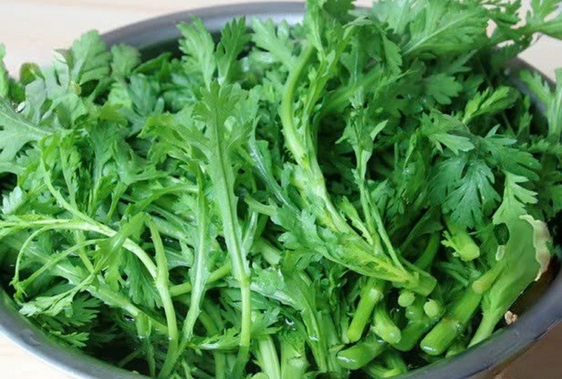 rau cải cúc xào tỏi ảnh 2
