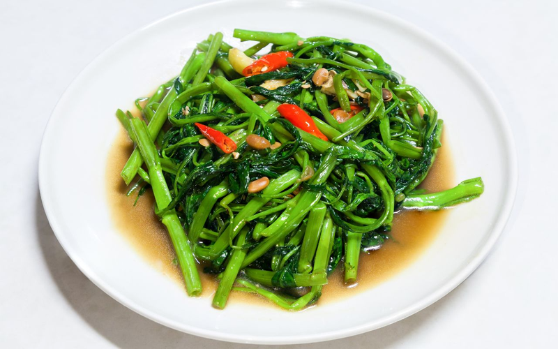 Ăn rau muống xào tỏi nhiều có tốt không?