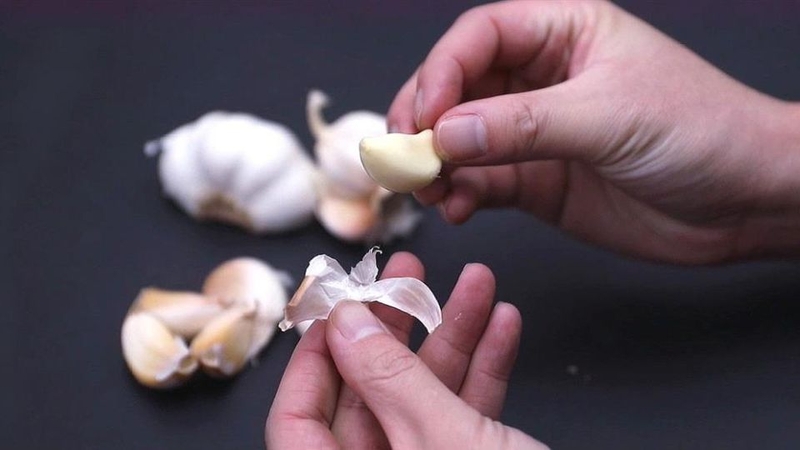 Bước 2: Bóc tỏi