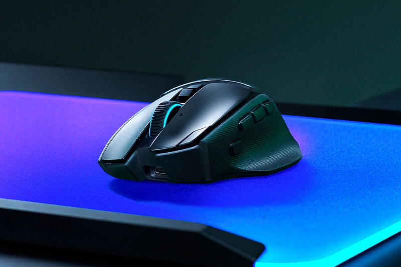 Razer Basilisk V4 Pro giữ thiết kế công thái học với phần tựa ngón cái, hỗ trợ cầm nắm thoải mái khi sử dụng lâu dài.