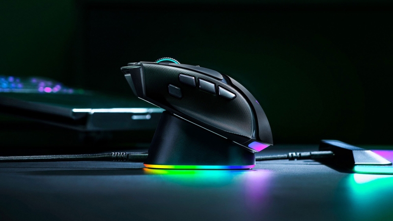 Razer Mouse Dock V2 Pro sử dụng cơ chế sạc từ tính, giúp người dùng nạp pin cho chuột bằng thao tác đặt lên đế.