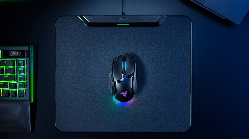 Razer Basilisk V4 Pro sở hữu đèn Chroma RGB 7 vùng, tạo hiệu ứng ánh sáng lan tỏa trên bề mặt bàn.