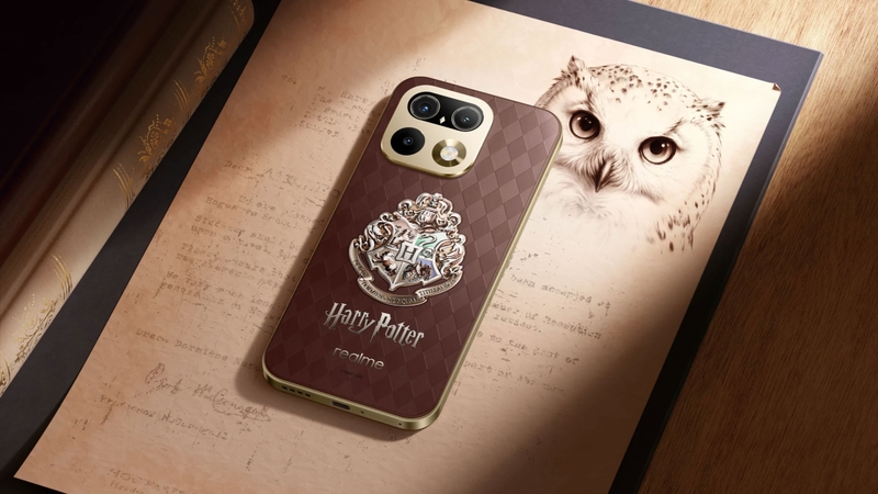 realme 16 Pro Harry Potter Edition đặt cạnh hình Hedwig, làm rõ ý tưởng tạo hình cụm camera phía sau.