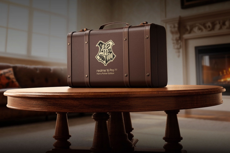 Hộp đựng realme 16 Pro Harry Potter Edition tái hiện kiểu rương hành lý cổ điển gắn với thế giới Harry Potter.
