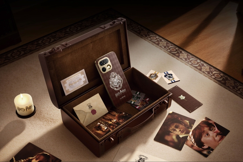 realme 16 Pro Harry Potter Edition đi kèm nhiều vật phẩm sưu tầm được thiết kế đồng bộ theo chủ đề Hogwarts.