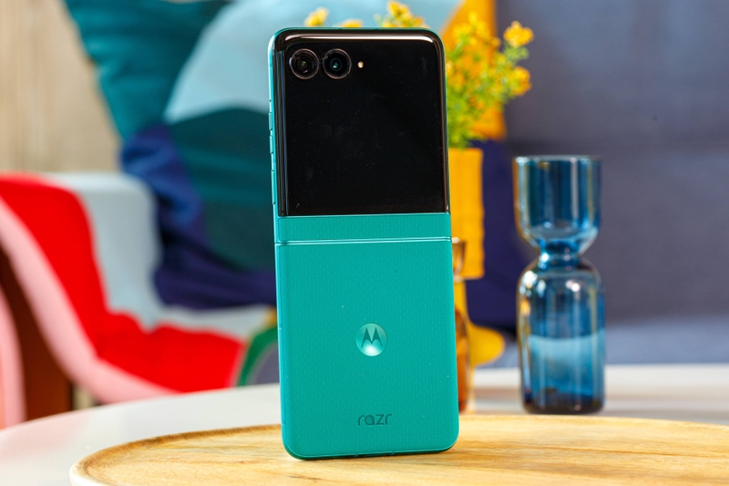 review Motorola Razr 70 2.jpg
