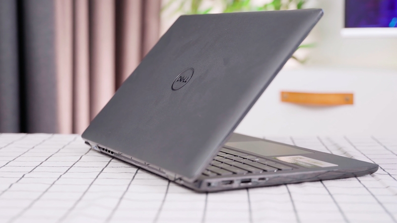 Dell Latitude 3420 có lớp vỏ màu đen cuốn hút