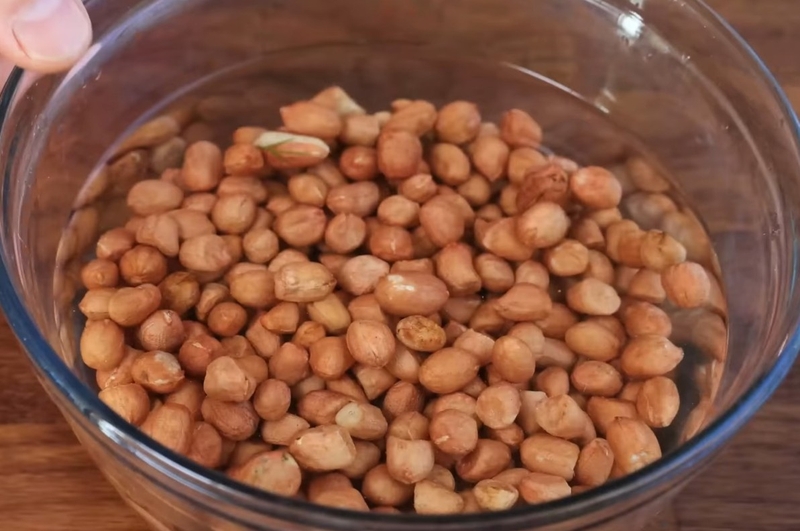 rửa lạc trước khi rang hình 1