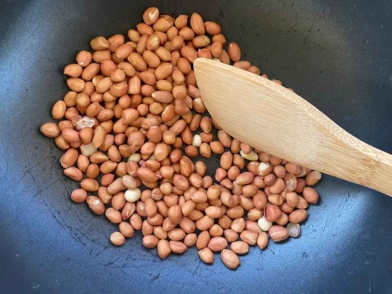 rửa lạc trước khi rang hình 3