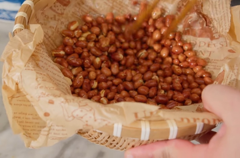 rửa lạc trước khi rang hình 4