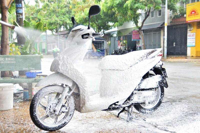 rửa xe máy 4