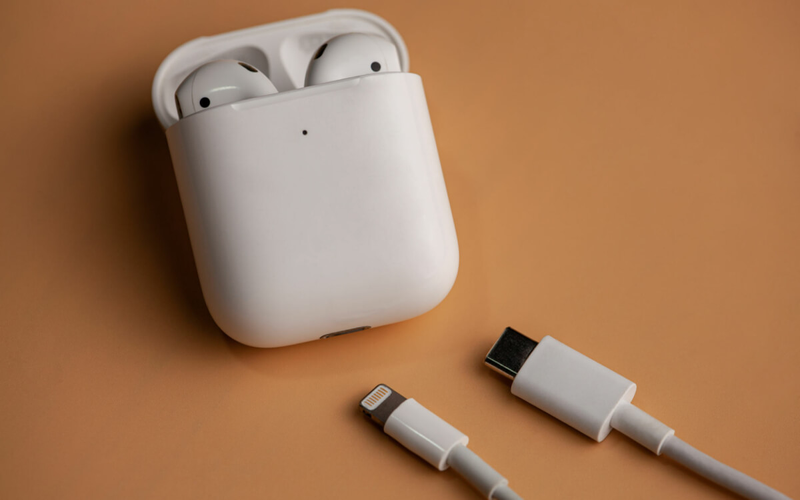 Có cần để tai nghe vào khi sạc hộp AirPods không?
