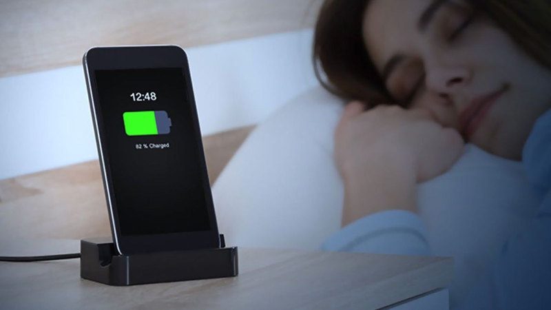 Sạc iPhone qua đêm có hại không 87