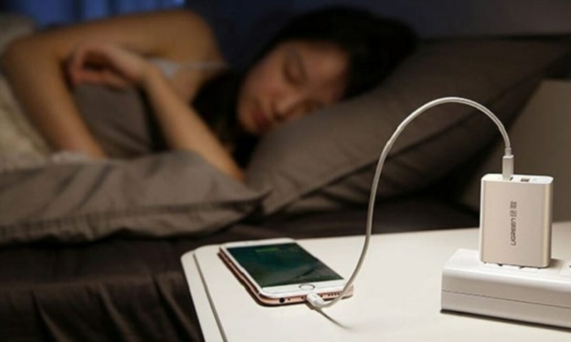 Sạc iPhone qua đêm có hại không 3