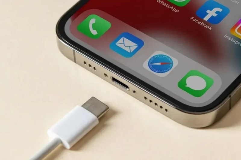 Sạc pin có nên tháo ốp lưng không 3