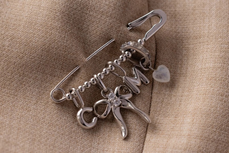 Safety pin ý nghĩa là gì 5