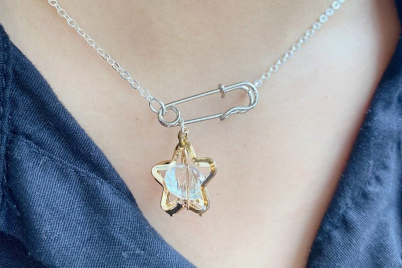 Safety pin ý nghĩa là gì 1