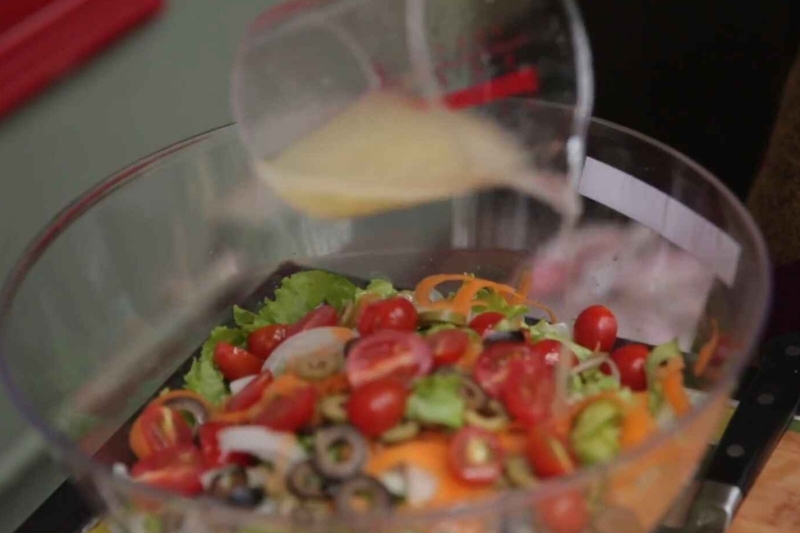 Pha nước trộn salad