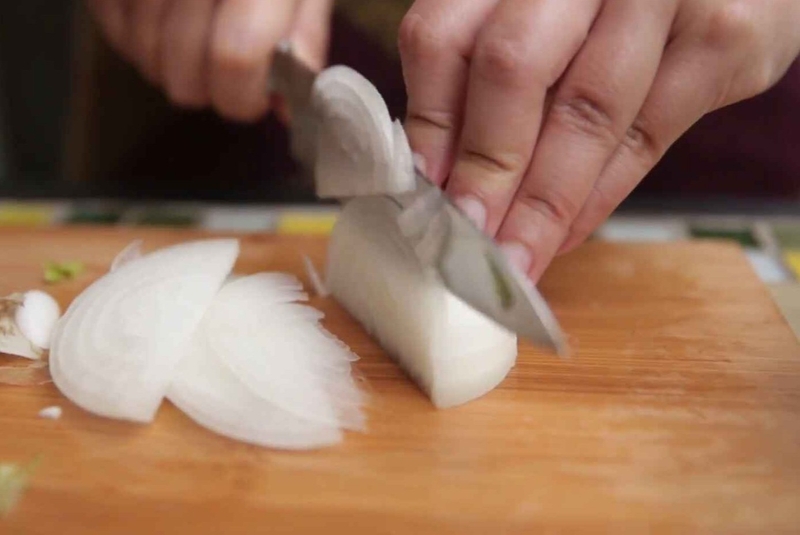 Lột vỏ hành tây, cắt thành lát mỏng