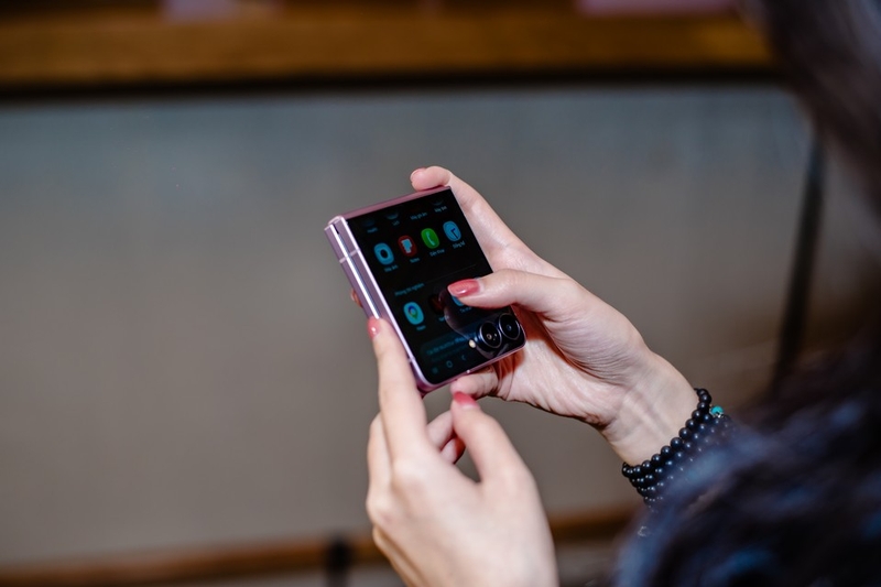 Samsung Galaxy Z Flip 8 13