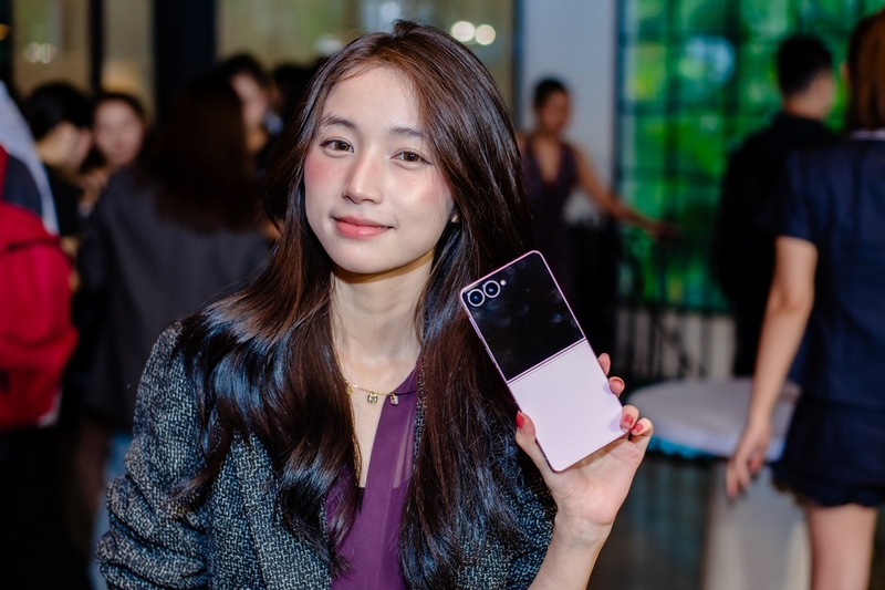 Samsung Galaxy Z Flip 8 23