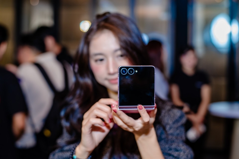 Samsung Galaxy Z Flip 8 8