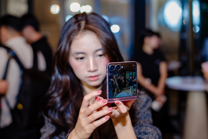 Samsung Galaxy Z Flip 8 12
