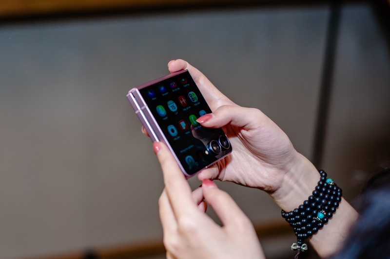 Samsung Galaxy Z Flip 8 18